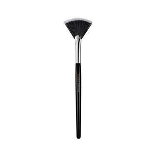 Studio 17 Small Fan Brush 463